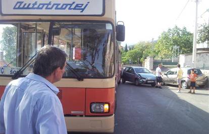 Mladić 'pokupio' parkirani auto  te se još zabio u bus