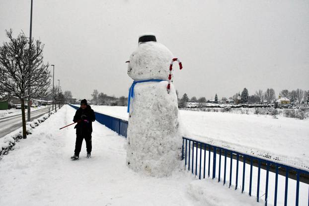 FOTO Slavonski Brod dobio ogromnog snjegovića: Visok je gotovo tri i pol metra