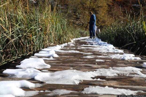 Jesenska idila na Plitvicama gdje je pao i snijeg