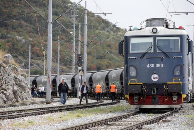 Teretnom vlaku kod Rijeke otkazale kočnice, iskočio s tračnica
