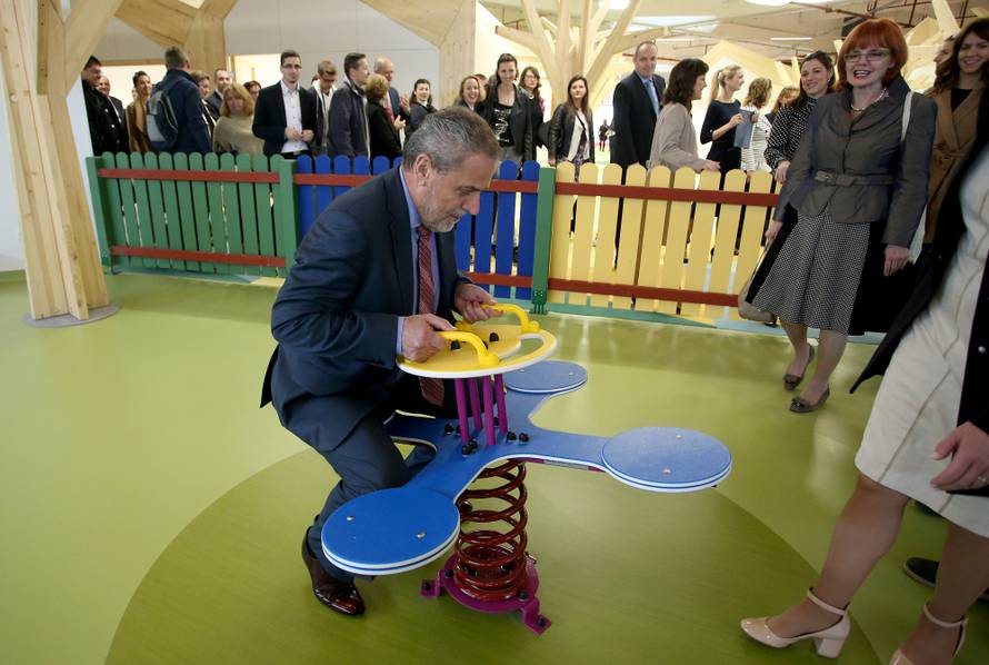 Miki časti:  Sad je maturantima podijelio i majice za norijadu!