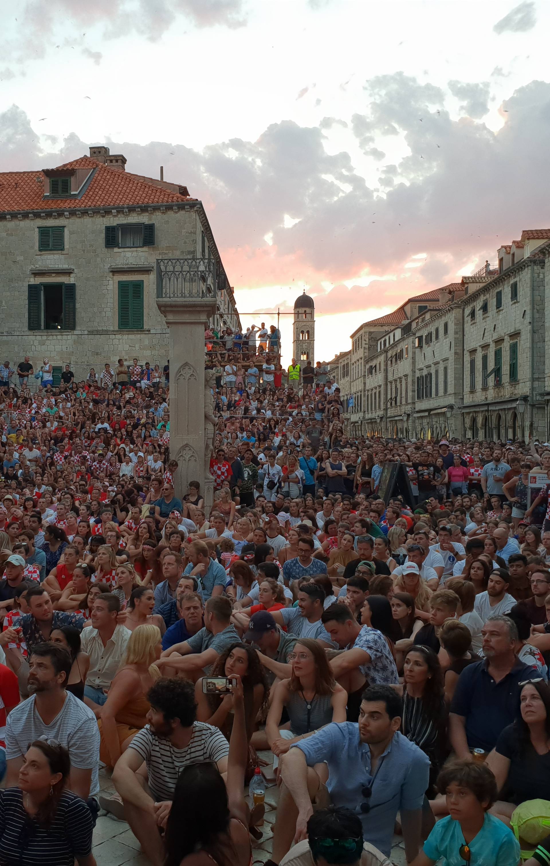 Dubrovnik: NavijaÄi na Stradunu prate utakmicu Rusija - Hrvatska