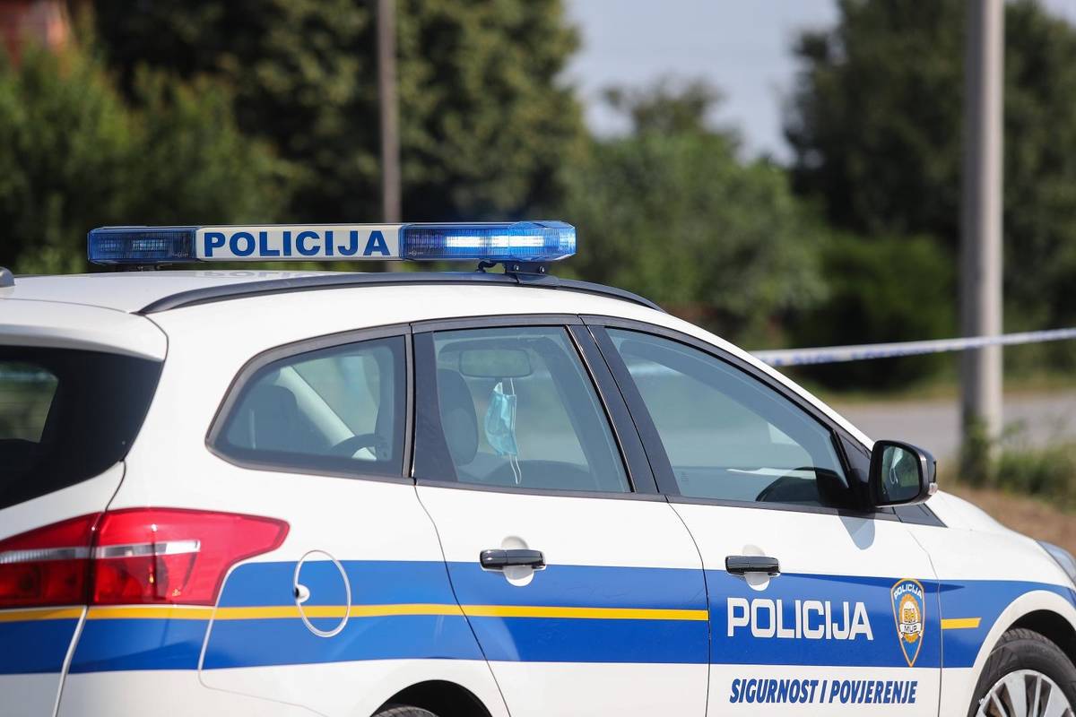 Djevojka (20) kritično: Autom se zabila u stablo kod Sunje