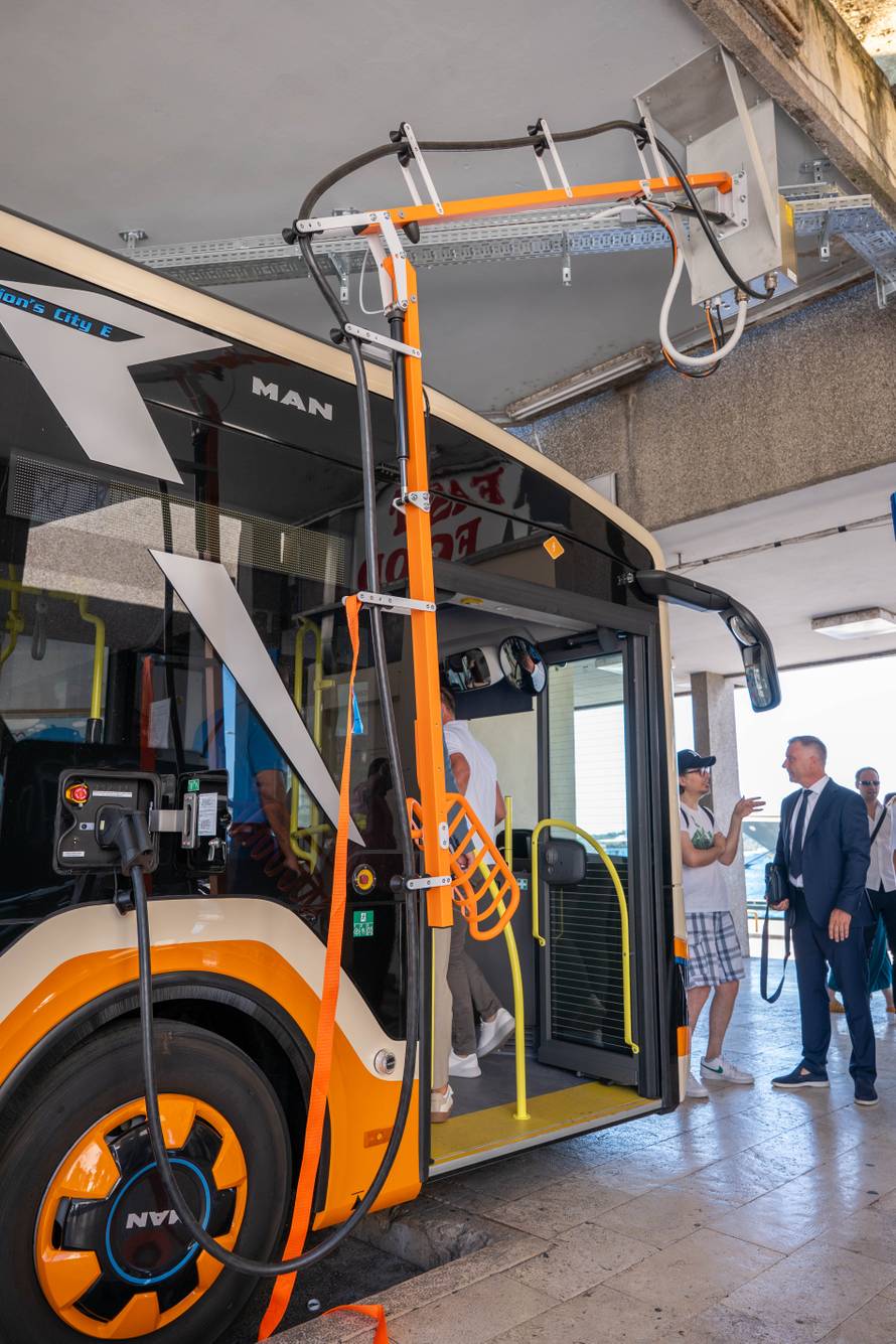 Šibenik spreman za dolazak električnih autobusa: izgrađeno 12 punionica na kolodvoru