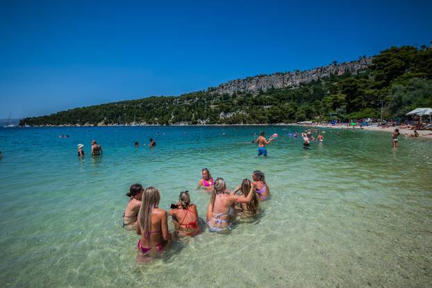 Gužva na splitskoj plaži Kasjuni podno Marjana