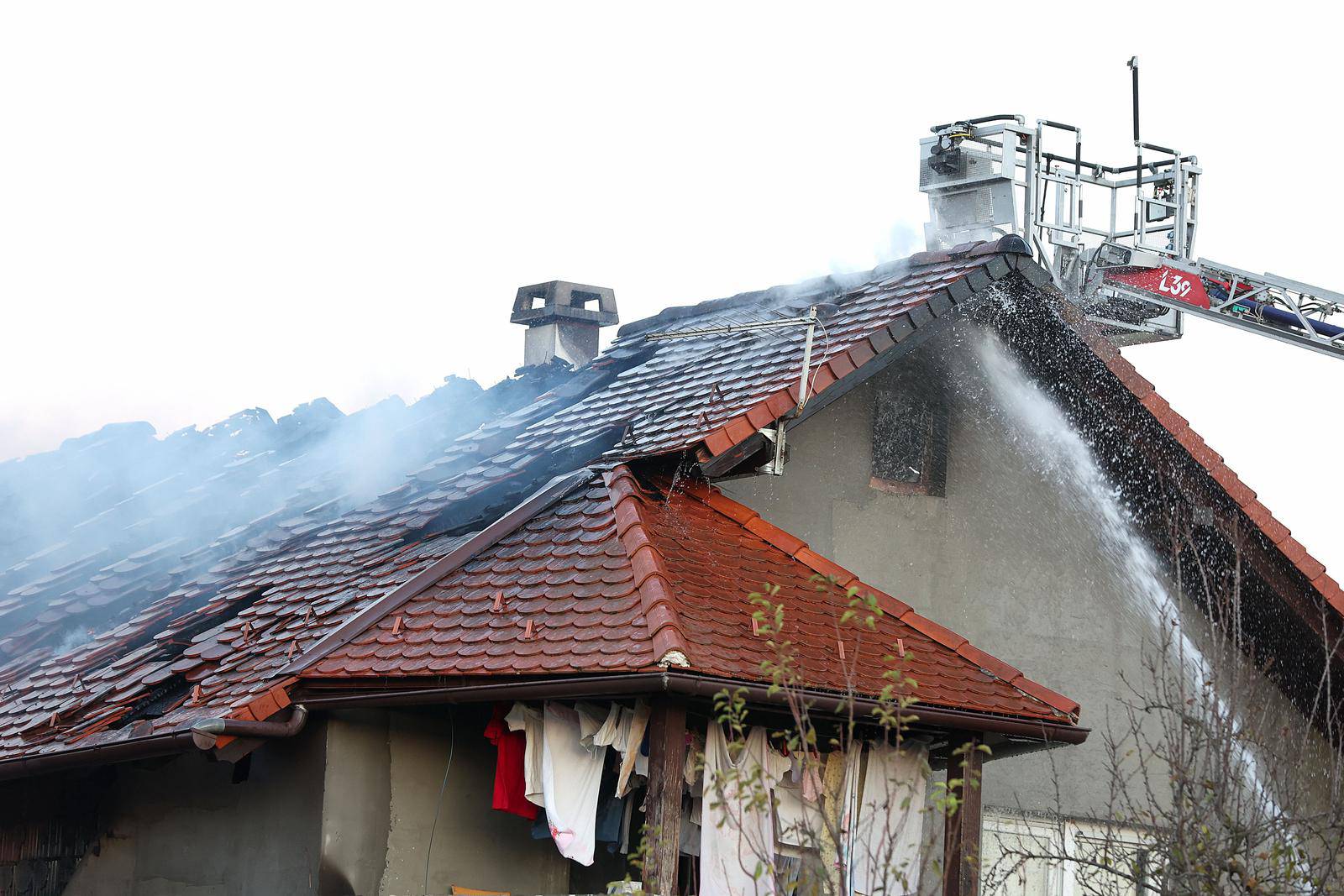 Zagreb: Vatrogasci gase požar na obiteljskoj kući u Blatu