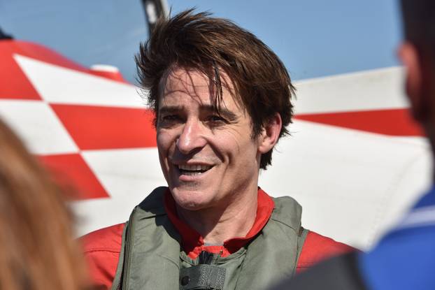 ARHIVA - 2019. Zadar: Goran Višnjić letio s akrobatskom grupom HRZ-a "Krila oluje"