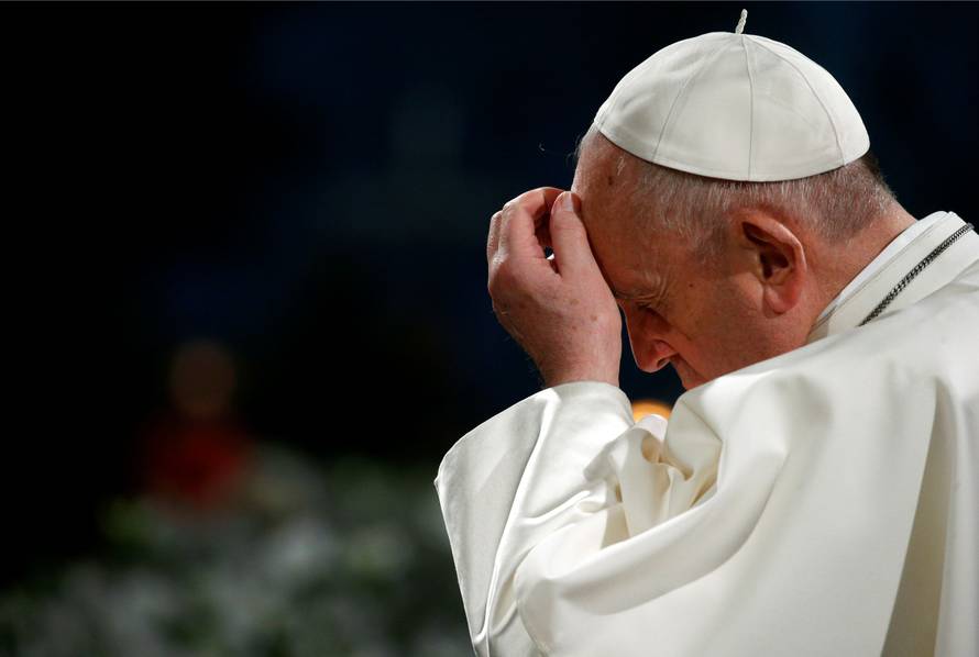 Papa Franjo predvodio je Križni put pred tisućama ljudi u Rimu