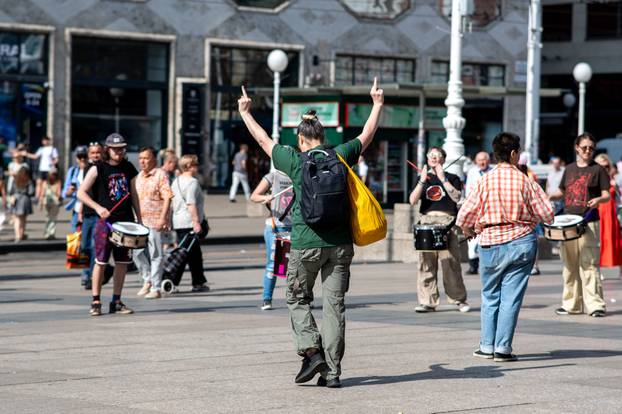 Zagreb: Javna okupljanja „Molitva krunice“ i „Ustani za slobodu“ istovremeno na Trgu