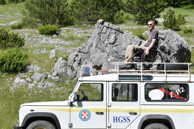 Knin: Slaven Škrobot uz pomoć HGSS-a popeo se na najviši vrh Hrvatske