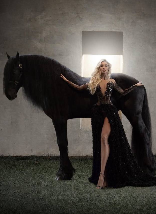 FOTO Mama influencerica: Anita voli pozirati bez ičega na sebi