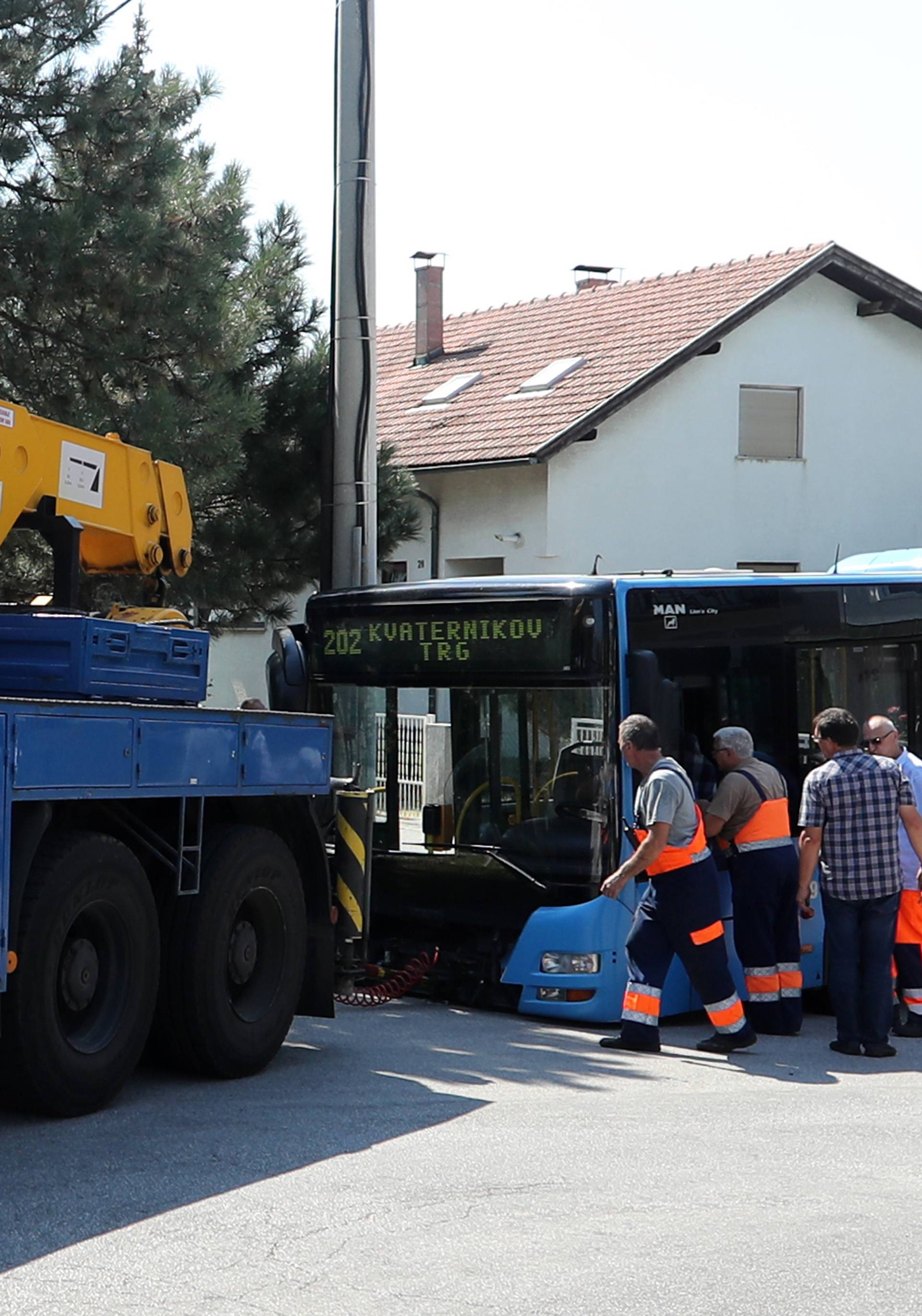 Zagreb: Autobus ZET-a nakon proklizavanja udario u obiteljsku kuÄu