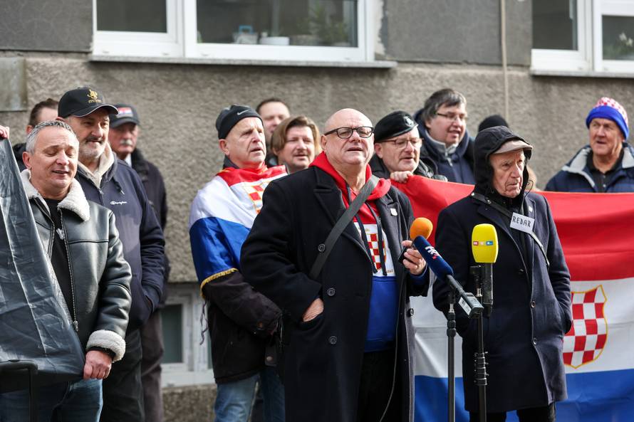 Prosvjednici  su stigli pred stan Tomislava Tomaševića i najavili  da će pjevati Thompsonove pjesme 