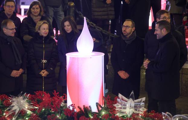 Zagreb: Paljenje prve adventske svijeće na Trgu bana Josipa Jelačića