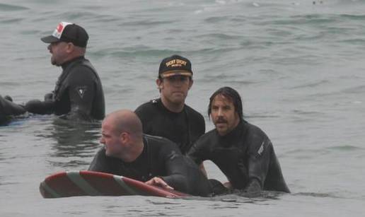 Malibu: Anthony Kiedis na plaži uči veterane surfanju