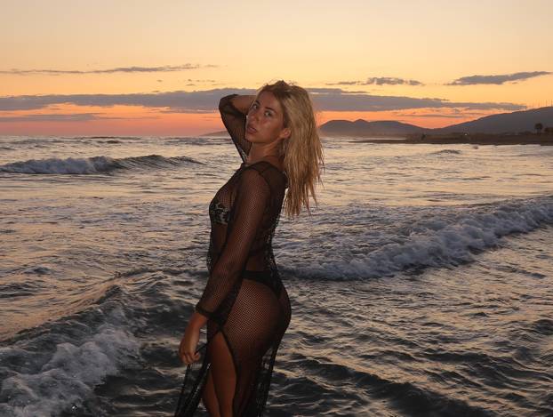 FOTO MMA voditeljica iz Srbije imponirala visinom u Zagrebu