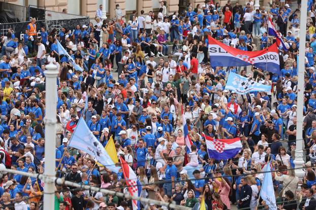 Zagreb: Dolazak hodočasnika Antunovskog hoda na Trg bana Josipa Jelačića
