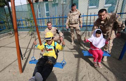 Kabul: Hrvatski vojnici su djeci vratili osmijeh na lice