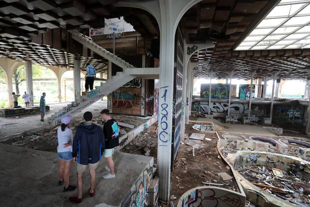 Malinska: Ruševine hotelskog naselja Haludovo