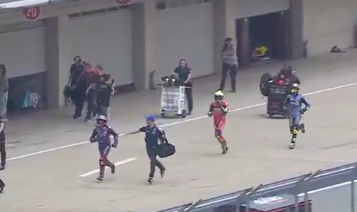 VIDEO Kaos na MotoGP utrci! Vodeći vozač ustao s motora sekundu prije starta. Evo zašto