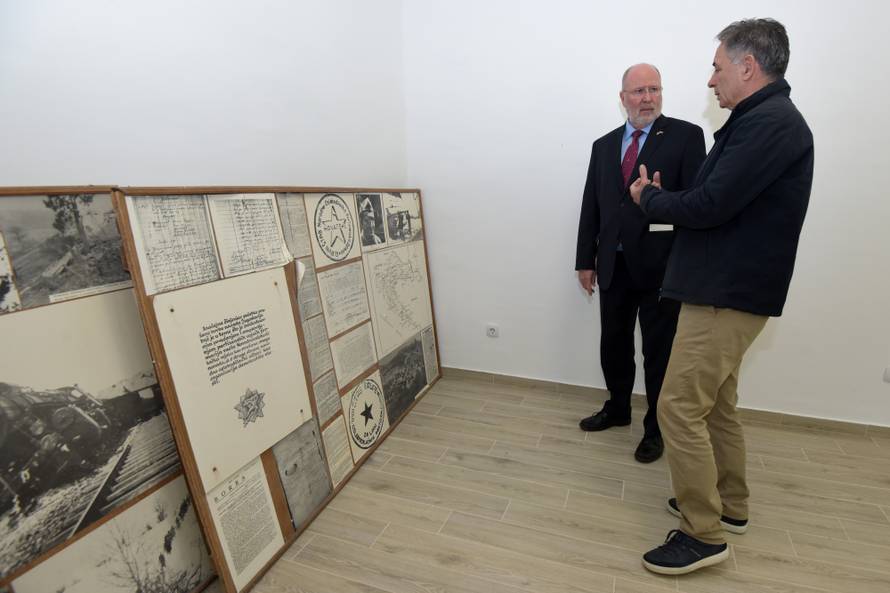 Robert Kohorst i Milorad pupovac otvorili u Srbu Spomen dom boraca NOB-a