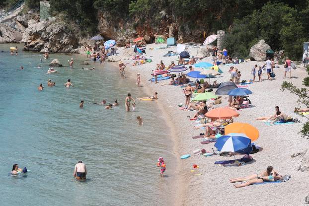Rijeka: Ljudi uživaju na plaži Nova Voda u Kostreni