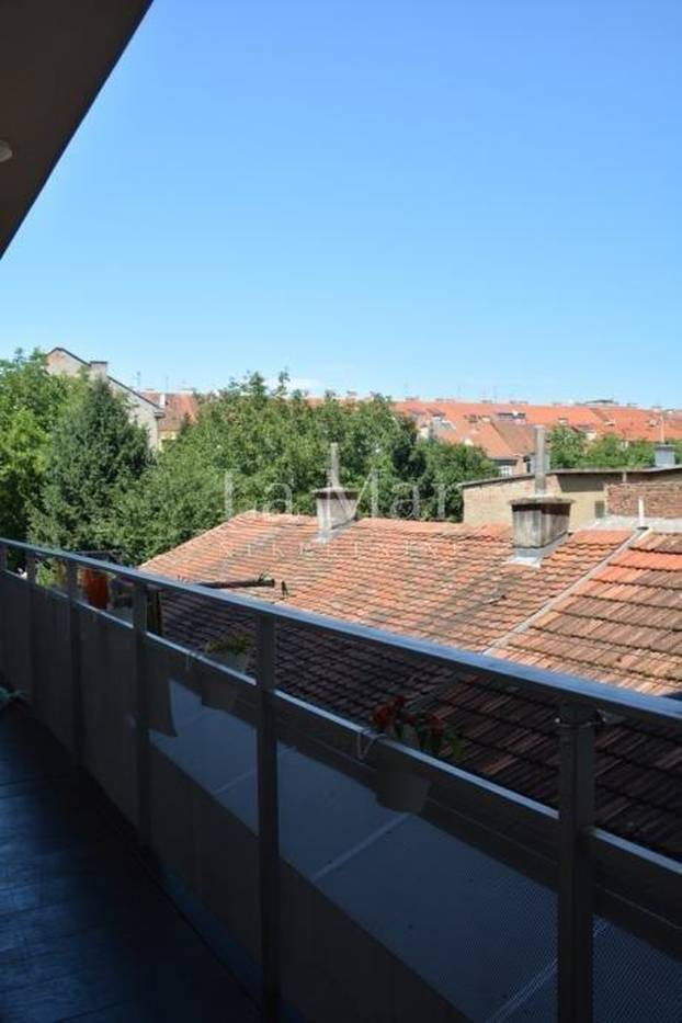 Ovo još niste vidjeli! Stolice po zidu, a krevet na 'stropu'. Ovih 18m2 u Zagrebu košta 122.000€