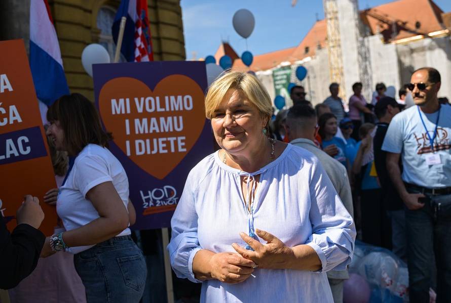 Zagreb: Okupljanje sudionika Hoda za život ispred HNK