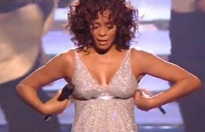 Whitney Houston se haljina otkopčala na pozornici...