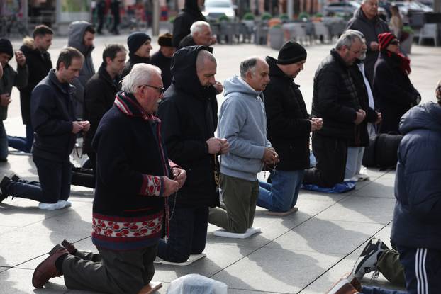 Dok u Osijeku jedni mole, drugi pak redovito u prosvjedu