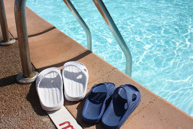 Piscine - Rebord de Piscine - Sandales en plastique - échelle