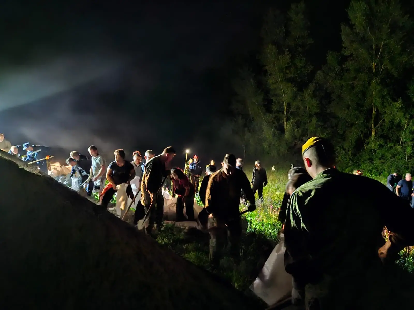 VIDEO Vojska stigla u Gabajevu Gredu, zajedno s vatrogascima i ljudima grade nasip uz Dravu