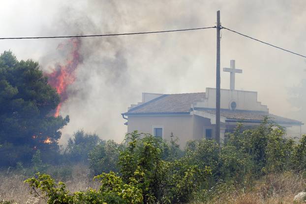 Jak vjetar otežava gašenje požara koji je planuo kod Grebaštice, kanaderi i air tractori u akciji, evakuiraju se kuće