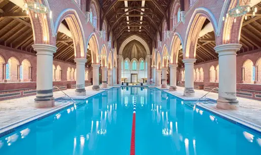 Unutar crkve otvorili luksuzan bazen! Ispovjedaonica je sada sauna, a pogledajte teretanu...