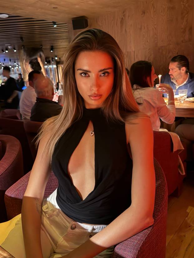 FOTO Liza je izgledom privukla vojsku pratitelja: Putuje i pozira u minijaturnim badićima