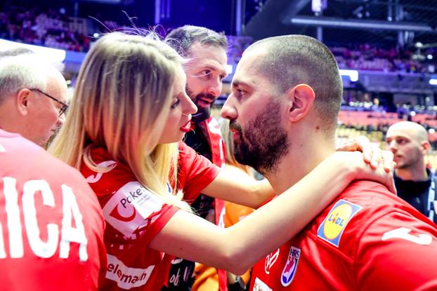Herning: Utjehu nakon izgubljene utakmice protiv Njemačke rukometaši potražili u zagrljaju svojih obitelji