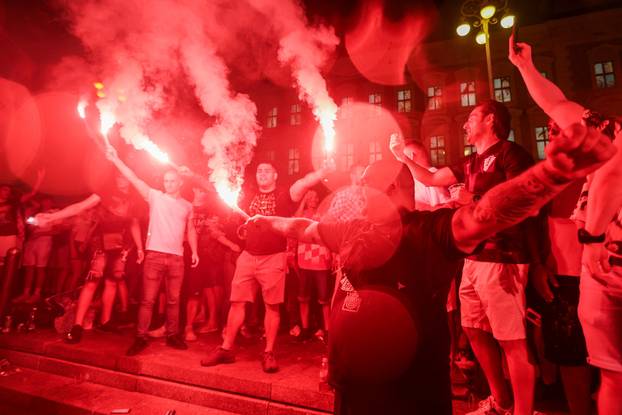 Zagreb: Slavlje navijača na trgu nakon pobjede Hrvatske