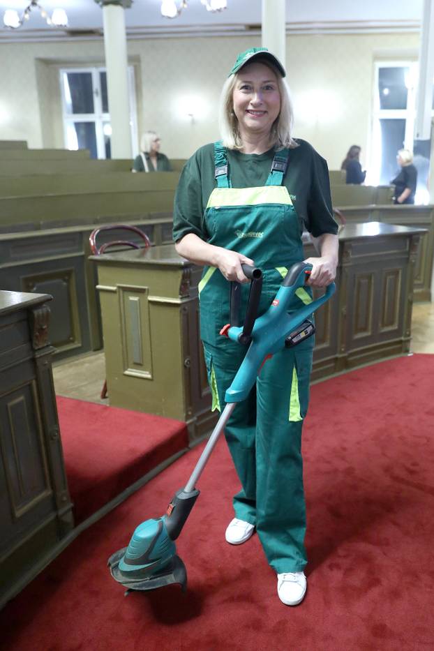 Zagreb: Zastupnica Gordana Rusak na sjednicu stigla spremna za košnju