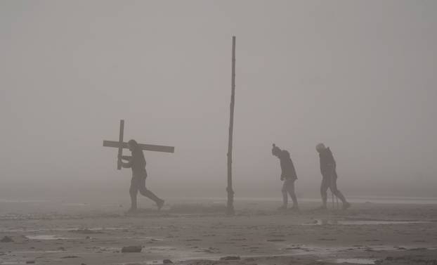 Fotografije s procesije u Velikoj Britaniji na Veliki petak  - kao da je riječ procesiji u snovima