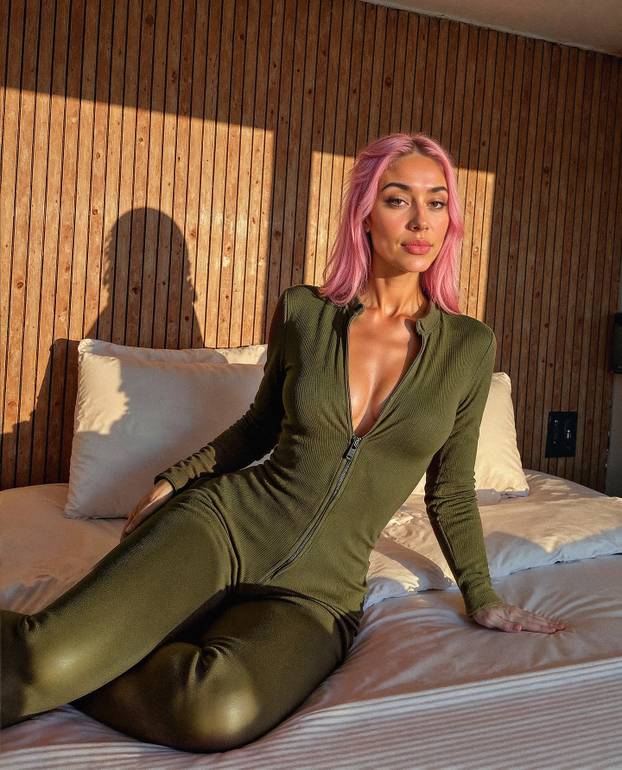 FOTO Ovaj seksi model ima milijun pratitelja, zarađuje više od svih nas - ali nije stvarna