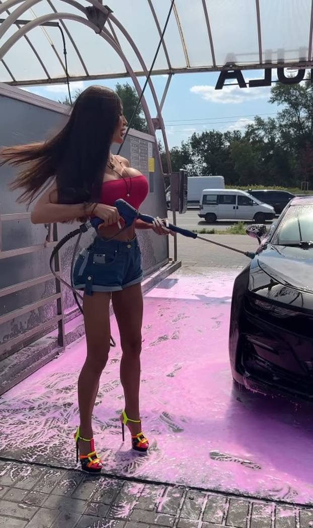 Žena s 'najvećim obrazima na svijetu' objavila fotografiju iz mladosti: 'Šok! Šteta ljepote'