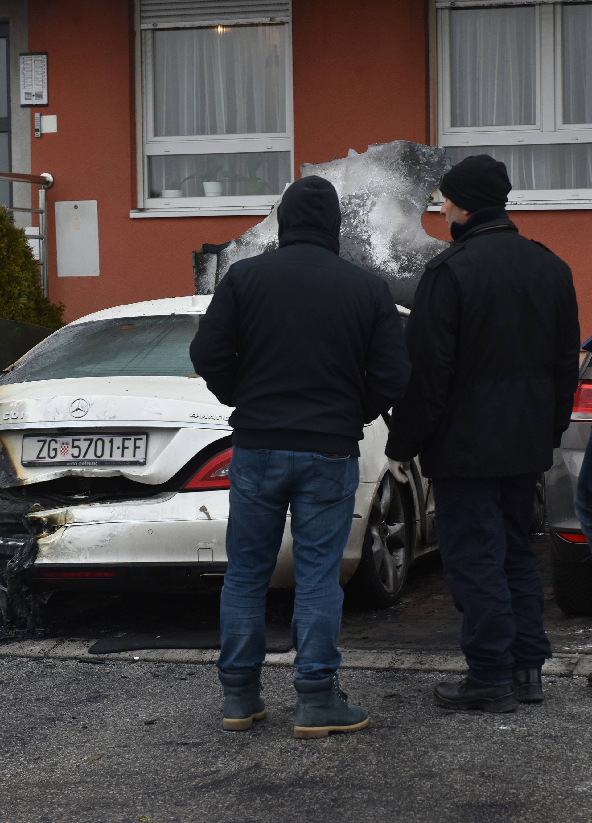 U Novom Zagrebu gorjela dva auta: 'Čuli smo eksploziju...'