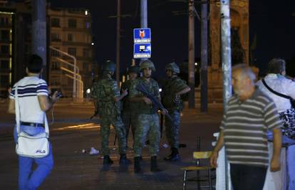 Vojska izvela puč, vlasti tvrde da su ga ugušile, 17 poginulih