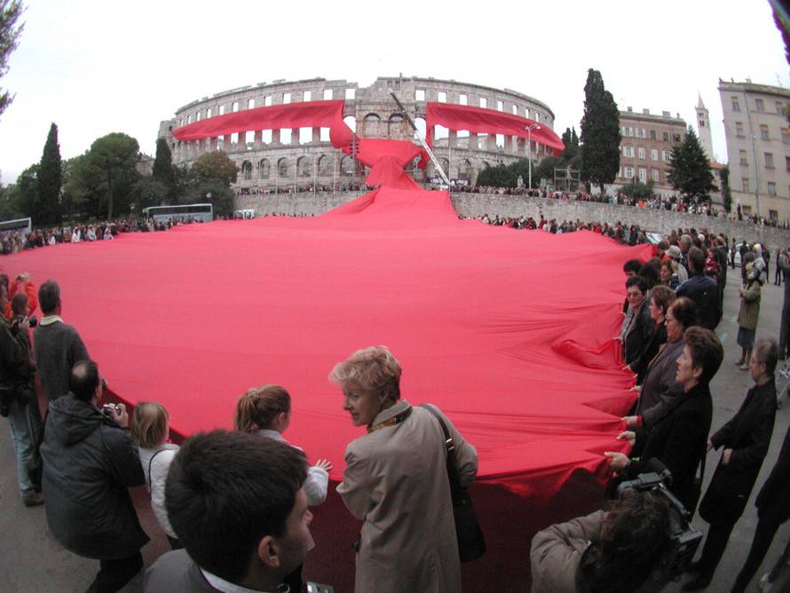 ARHIVA - 2003. Oko Arene svezana najve?a kravata na svijetu ?ime je obilježen me?unarodni Dan kravate