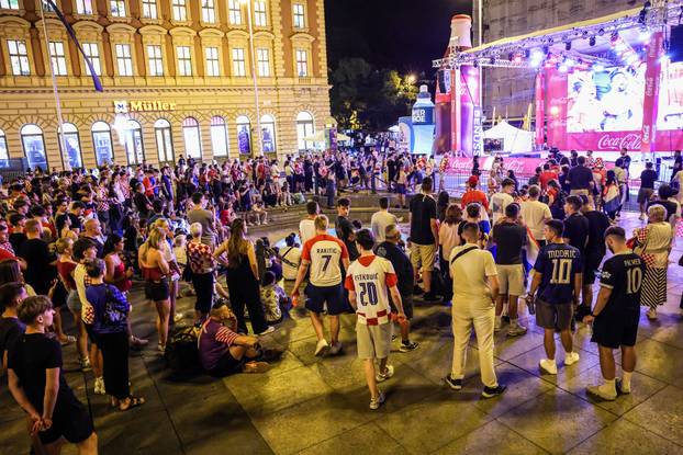 Zagreb: Navijači prate utakmicu na Trgu bana Jelačića