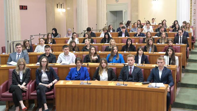 FOTO Srednjoškolci u saborskim klupama: Donosili 'novi zakon' 15 simulirana sjednica web