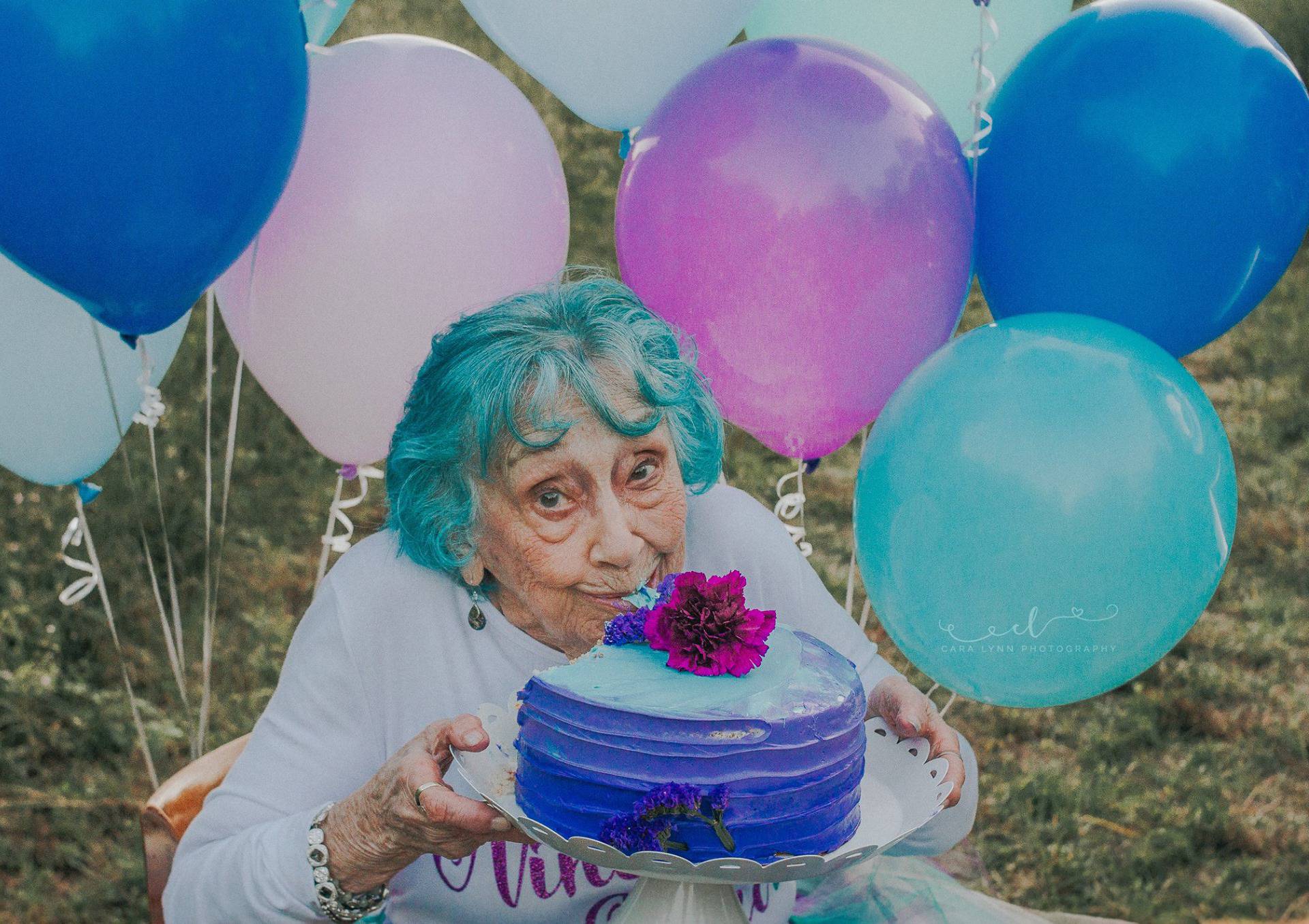 Baka obojila kosu u plavo pa sa stilom proslavila 98. rođendan