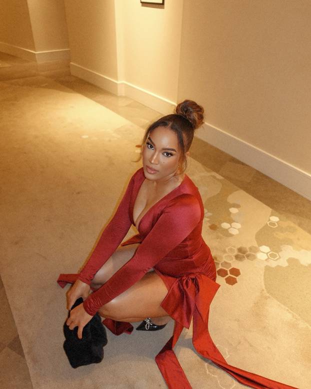 Zvijezda Galatasaraya kaže da mu izgled nije bitan. Pogledajte kako izgleda njegova djevojka