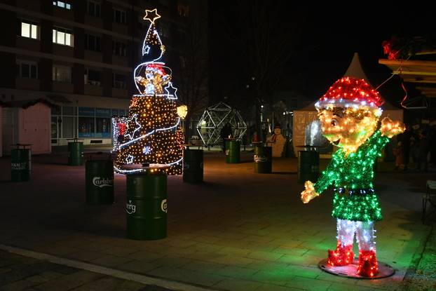 Sisak: Šareni božićni ukrasi uljepšavaju grad u vrijeme Adventa