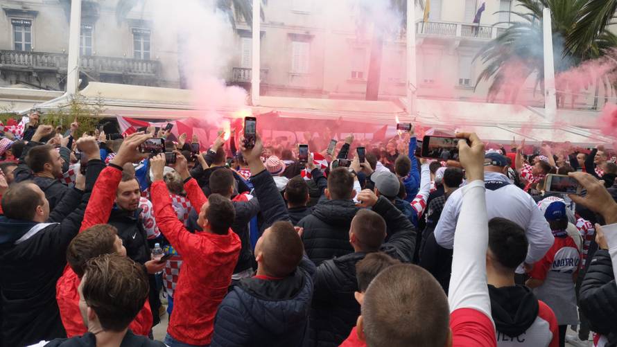 Ludnica u Splitu: Navijački korteo stigao do Poljuda